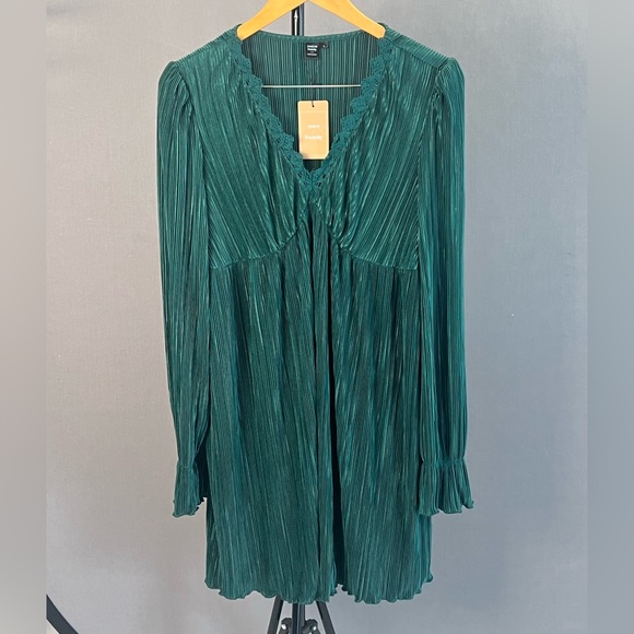 Emerald Green Mini Dress. Long Sleeve. Frenchy. - Picture 1 of 2